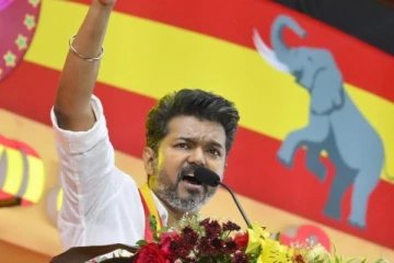 எங்கள் கொள்கைத் தலைவரை அவமதிப்பதை அனுமதிக்க முடியாது - வெகுண்டெழுந்த விஜய்