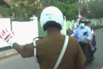 හෙල්මට් නැතිව යන අයට කළුතර පොලිසියෙන් දුන් අලුත්ම දඬුවම. (VIDEO)