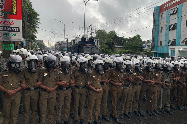கொழும்பில் பதற்றம்! காவல்துறையினருடன் முறுகல் - போராட்டக்காரர்கள் பலர் கைது | Kalani University Protest Against Government