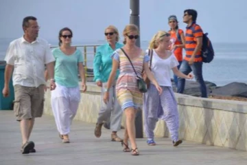 சுற்றுலா பயணிகளுக்கு விதிக்கப்பட்டுள்ள பயணக்கட்டுப்பாடுகளை நீக்குவது குறித்து ஆராய்வு