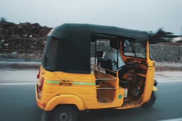 இராணுவ சிப்பாயை அச்சுறுத்தி பெண்குழுவொன்று செய்த செயல்!