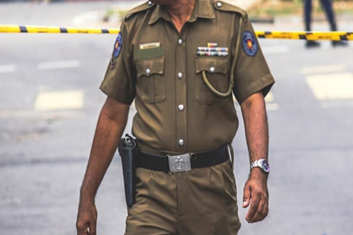 உயர் பொலிஸ் அதிகாரியின் மகன் செய்த செயல்.. போக்குவரத்து பொலிஸாரின் துணிச்சலான நடவடிக்கை | Traffic Police Dig Son No Parking Issue