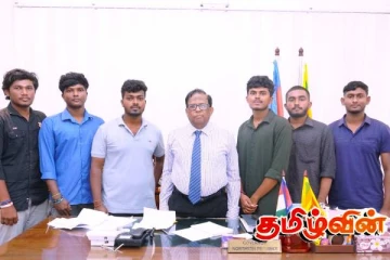 வெள்ளத்தில் பேருந்தில் சிக்கிய பல்கலைக்கழக மாணவர்கள் செய்த காரியம்!