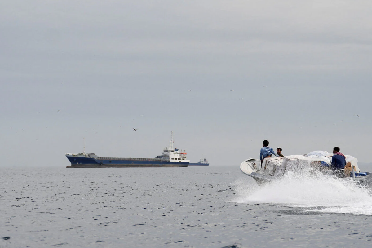10,000 வீரர்கள், பல போர்க்கப்பல்கள்; 24 மணிநேரம் ஹோர்மூஸ் நீரிணையை எந்த கப்பலும் கடக்கவில்லை ! | No Ships Crossed The Strait Of Hormuz For 24 Hours