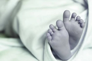 அட கடவுளே பச்ச குழந்தையாச்சே...மாடியிலிருந்து வீசி கொன்ற கொடூரத்தாய் - மூவர் கைது!