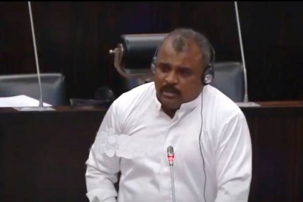 நாட்டில் இரத்த ஆறு ஓடியதற்கு காரணம் சரத் வீரசேகரவைப் போன்ற அடிமுட்டாள்களாலேயே - இனவாதத்திற்கு பதிலடி! | Protects Those Who Speak Against The Sinhalese