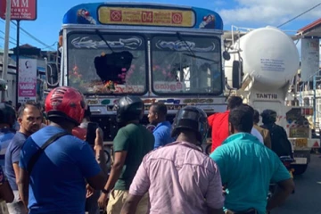 පාසල් දරුවෙකු ඇතුළු බයික් 3ක් හප්පා පලා යාමට ගිය බසය අල්ලයි - ගමක්ම රත් වෙයි..