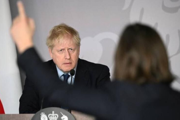 கீவ்விற்கு ஏன் வரல்லை, போரைக் கண்டு அஞ்சுகின்றீர்கள்; பொரிஸ் ஜோன்சனிடம் நேருக்கு நேர் கேள்விக்கணைகளைத் தொடுத்த ஊடகவியலாளர்! - ஐபிசி தமிழ்