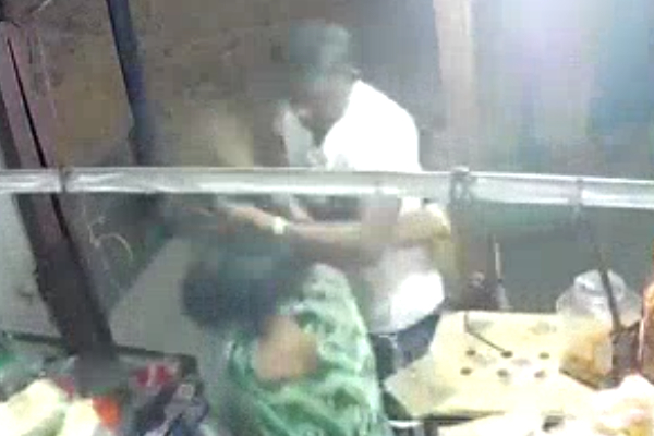 யாழில் மனைவி மீது கொலைவெறித் தாக்குதல்! கணவன் தலைமறைவு | Husband Attacks Wife With Beer Bottle யாழில் மனைவி மீது கொலைவெறித் தாக்குதல்! கணவன் தலைமறைவு | Husband Attacks Wife With Beer Bottle