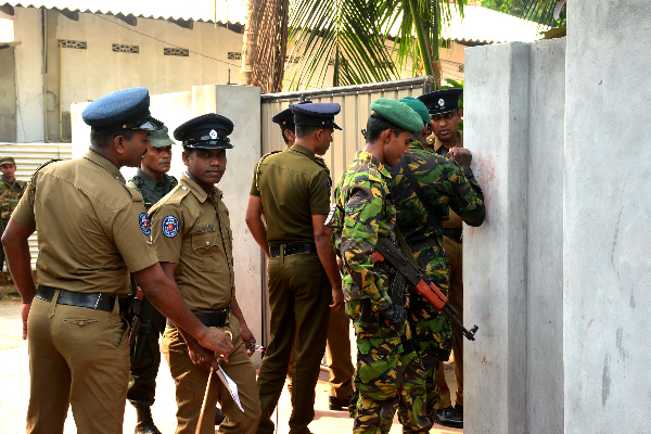 பெட்ரோல் குண்டுப் பொதி சிக்கியது | A Petrol Bomb Parsel Found