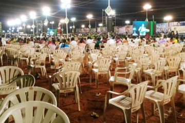 காலியாக இருந்த இருக்கைகள் படம்பிடித்த செய்தியாளர்கள் மீது தாக்குதல்