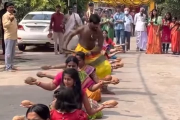 பெண்களுக்கு நடுவே ஆடிக்கொண்டு சாமியார் செய்த காரியம்.... இப்படி ஒரு நேர்த்தியா? ஷாக்காகிடாதீங்க!