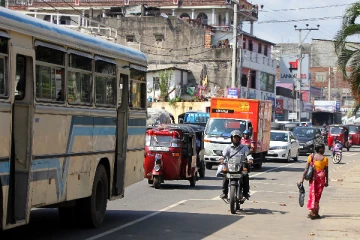 யாழில் பஸ்ஸில் இருந்து தவறி விழுந்த பெண் உயிரிழப்பு
