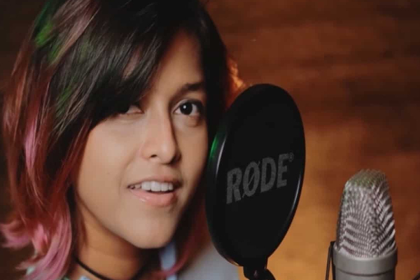 யார் இந்த இலங்கை சிங்கள பெண்? ஒரே பாடலில் இளம் வைரல் நாயகியான அதிசயம்... | Yohani Who Sung Manike Mage Hithe Song