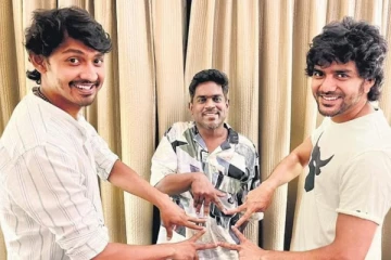 படம் பார்ப்பதற்கு மும்பே பல லட்சம் மதிப்புள்ள பொருளை பரிசு கொடுத்த தயாரிப்பாளர்.. மகிழ்ச்சியில் இயக்குனர் இளன்