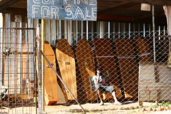 சிம்பாப்வேயில் நிலவும் கடுமையான பொருளாதார நெருக்கடி! இறுதிச் சடங்குகளுக்கு முன்னுரிமை | Funerals Take Priority Amid Severe Economic Crisis சிம்பாப்வேயில் நிலவும் கடுமையான பொருளாதார நெருக்கடி! இறுதிச் சடங்குகளுக்கு முன்னுரிமை | Funerals Take Priority Amid Severe Economic Crisis