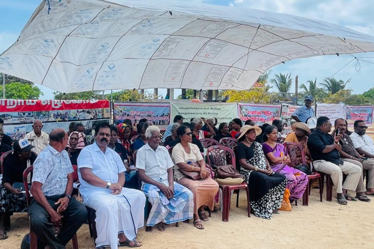 யாழ். பலாலியில் வீதிக்கு வந்த பொதுமக்கள் - சிங்கள மயமாக்கும் தமிழர் நிலங்கள்: சிறீதரன் எம்.பி சீற்றம் | Sri Lankan Army Continues In The Tamil Homeland யாழ். பலாலியில் வீதிக்கு வந்த பொதுமக்கள் - சிங்கள மயமாக்கும் தமிழர் நிலங்கள்: சிறீதரன் எம்.பி சீற்றம் | Sri Lankan Army Continues In The Tamil Homeland