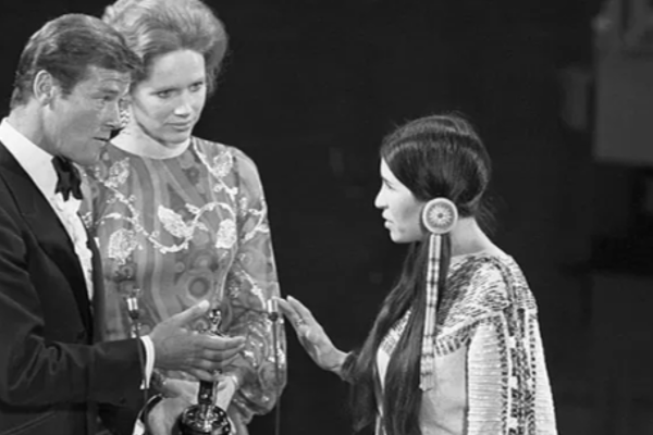 50 ஆண்டுகளுக்குப் பின் நடிகையிடம் மன்னிப்பு கேட்ட ஆஸ்கர் அகாடமி - ஏன்? | Oscar Apologizes Incident That 50 Years Ago