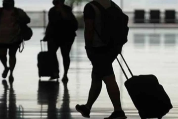 கள்ளக் காதலிக்காக முகவரின் கழுத்தை அறுத்த நபர்; பொலிஸார் அதிர்ச்சி!