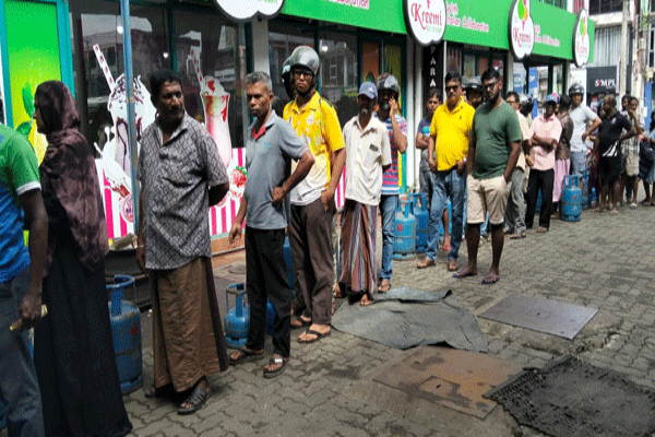 இலங்கையில் மீண்டும் வரிசை யுகம் | Gas Shortage In Matara இலங்கையில் மீண்டும் வரிசை யுகம் | Gas Shortage In Matara