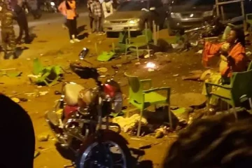 வெடிகுண்டுகளுடன் மதுபான விடுதிக்குள் நுழைய முயன்ற பயங்கரவாதி! 6 பேர் மரணம்