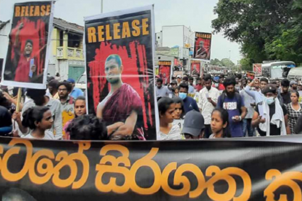 பல்கலைக்கழக மாணவர்கள் மீது கண்ணீர் புகை மற்றும் நீர்த்தாரை தாக்குதல் ! | A Protest By University Students