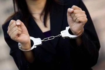 இரகசிய தகவலால் பிடிபட்ட பெண் ; சோதனையில் சிக்கிய பொருட்கள்