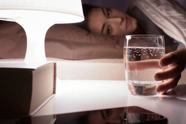 தண்ணீர் குடிப்பது  இவ்வளவு ஆபத்துகளை ஏற்படுத்துமா...கவனம் தேவை | Does Drinking Water Cause So Many Dangers