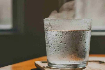 காலையில் ஒரு டம்ளர் வெந்நீர்; அவ்வளவு நல்லது - ஆபத்தும் இருக்கு தெரியுமா?