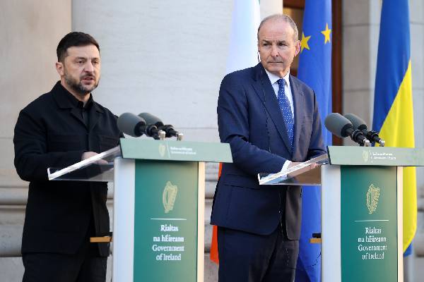 வெளிநாட்டில் ஜெலென்ஸ்கிக்கு உயிர் பயம் காட்டிய ட்ரோன்கள்: தீவிர விசாரணை முன்னெடுப்பு | Drones Seen Zelenskyy Landed Dublin வெளிநாட்டில் ஜெலென்ஸ்கிக்கு உயிர் பயம் காட்டிய ட்ரோன்கள்: தீவிர விசாரணை முன்னெடுப்பு | Drones Seen Zelenskyy Landed Dublin