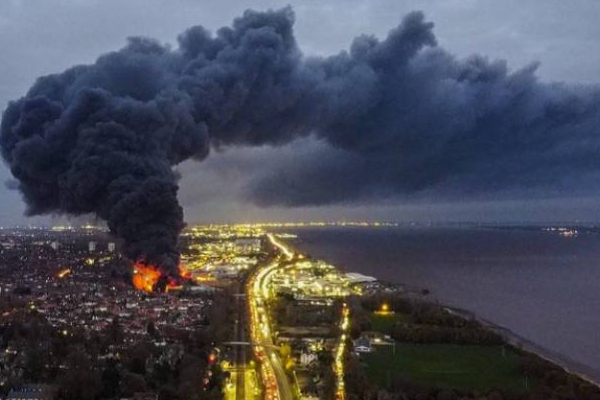 சற்றுமுன்னர் பிரித்தானியாவில் பயங்கர சம்பவம்: வெளியேறிய மக்கள் | Fire Accident In Britain People Leaving சற்றுமுன்னர் பிரித்தானியாவில் பயங்கர சம்பவம்: வெளியேறிய மக்கள் | Fire Accident In Britain People Leaving