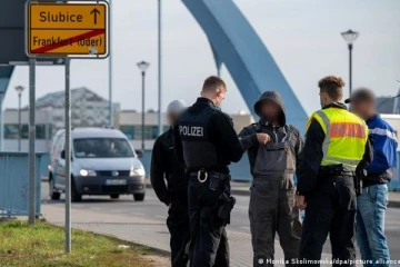 ஜேர்மனியில் குளிரூட்டப்பட்ட லொறியில் 18 புலம்பெயர்ந்தோர் கண்டுபிடிப்பு