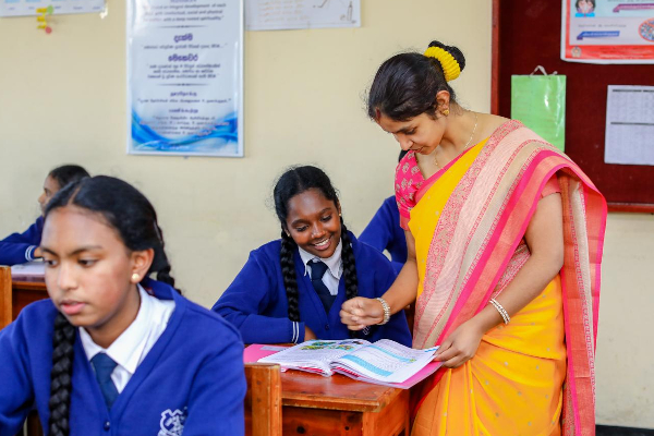 ஆசிரியைகளின் ஆடை தொடர்பில் புதிய சுற்று நிருபம் | A New Correspondence Dress Of Teachers