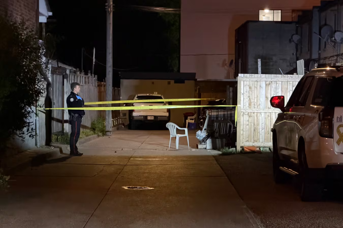 டொராண்டோவில் வீதி ஒன்றில் சடலமாக மீட்கப்பட்ட நபர் | Death Of Man Found Unresponsive In Laneway