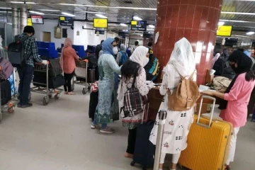 வெளிநாட்டில் இருந்து வரும் பயணிகளுக்கு வருகிறது புதிய கட்டுப்பாடு - ரெடியா இருங்க..!