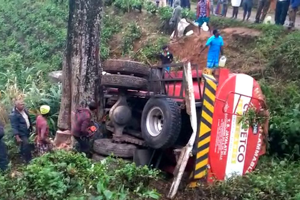 தடம்புரண்டது எரிபொருள் தாங்கி - சாரதி உயிரிழப்பு | Accident Police Investigating Srilanka