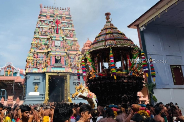 யாழ். தெல்லிப்பழை துர்க்கை அம்மன் தேர்த்திருவிழா ; ஆசி பெற திரண்ட பக்தர்கள் | Jaffna Durga Amman Festival People Gathered