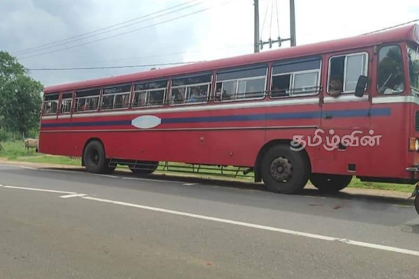 பாடசாலை மாணவர்களை ஏற்றாது செல்லும் இ.போ.ச பேருந்து: ஊடகவியலாளரை அச்சுறுத்திய சாரதி (Photos) | Badulla Jaffna Bus Refused To Pick Up Students
