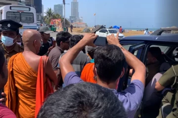 காலிமுகத்திடல் பகுதியில் குழப்பம்! கூடாரங்களை அகற்றுமாறு பொலிஸார் எச்சரிக்கை - நால்வர் கைது (Video)