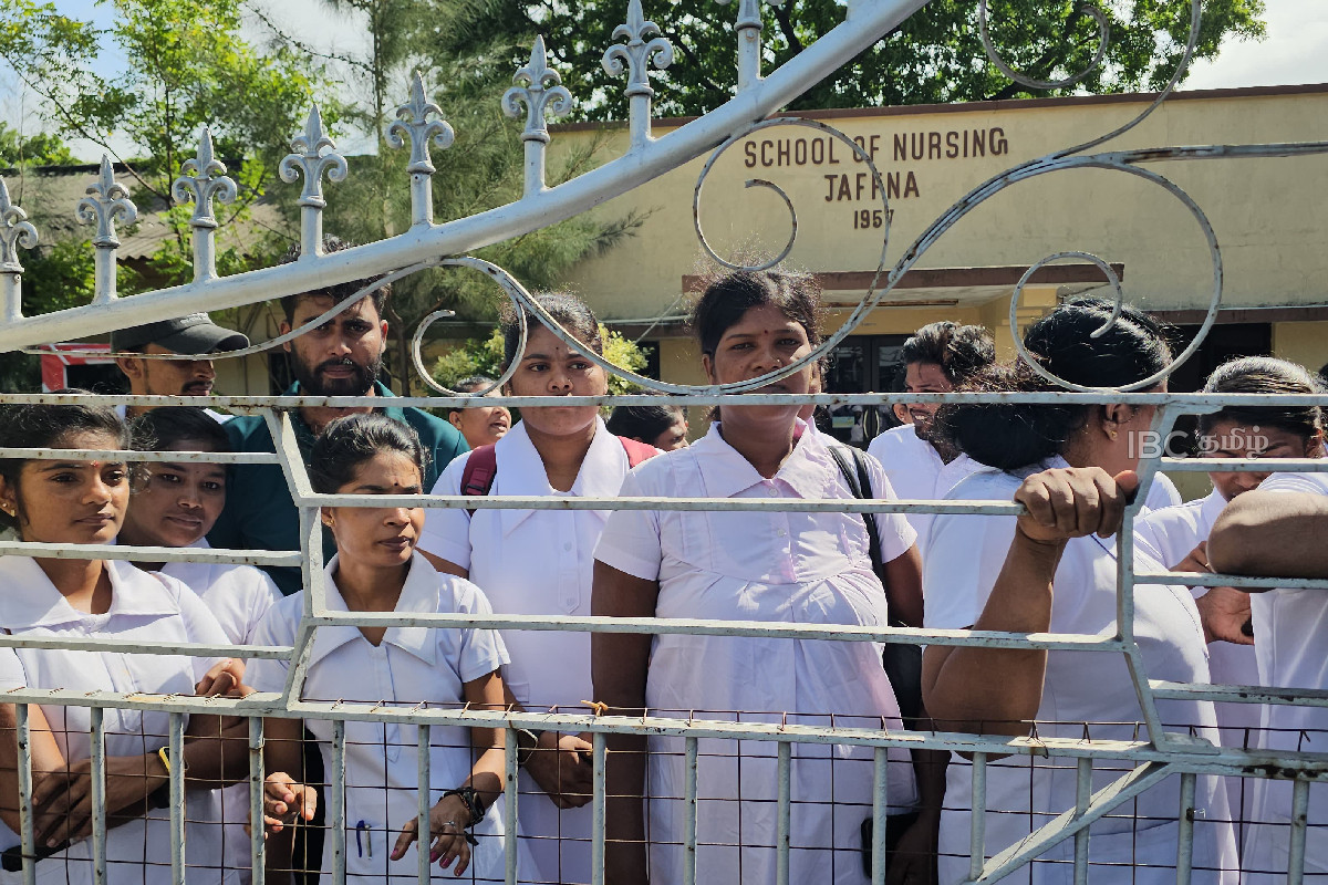 தொடர் போராட்டத்தில் குதித்த யாழ் போதனை ஊழியர்கள் | Jaffna Teaching Staff Joins Ongoing Strike