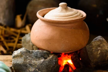 புதிதாக வாங்கிய மண்பாண்டத்தில் சமைக்க விருப்பமா? அப்போ உங்களுக்குதான் இந்த 2 டிப்ஸ் அவசியம்