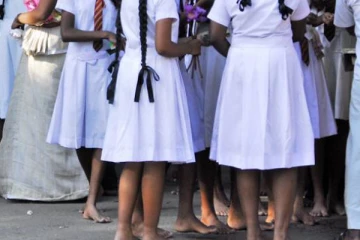 பாடசாலை மாணவிகளிடம் மோசமாக நடந்துகொண்ட ஆசிரியருக்கு நேர்ந்த கதி!