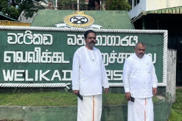 கொழும்பு சிறைச்சாலையில் தமிழ் கைதிகளை சந்தித்த யாழ்.மாவட்ட நாடாளுமன்ற உறுப்பினர்கள்