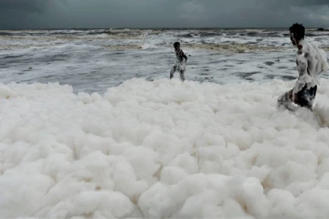 நுரை தள்ளும் காத்தான்குடி கடல்; சிறுவர்கள் கொண்டாட்டம்!