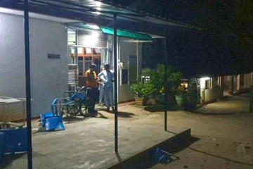 நோயாளியை அழைத்து வந்தவர்களை தாக்கிய வைத்தியசாலை ஊழியர்கள்