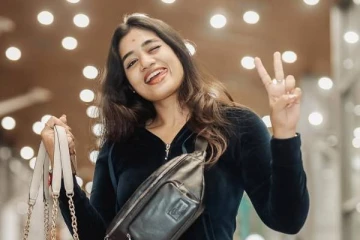 மலேசியாவுக்கு பறந்த சூப்பர் சிங்கர் ஸ்ரீநிஷா!! யார் யார் கூட தெரியுமா?