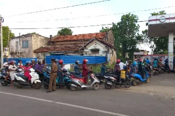 யாழில் எரிபொருள் நிரப்பு நிலையங்களில் பெண்களுக்கு முன்னுரிமை (PHOTOS)