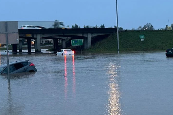 வாஷிங்டனில் வௌ்ளம்: பல ஆயிரம் குடும்பங்கள் வௌியேற்றம் | Storm Hits Washington Thousands Evacuated வாஷிங்டனில் வௌ்ளம்: பல ஆயிரம் குடும்பங்கள் வௌியேற்றம் | Storm Hits Washington Thousands Evacuated