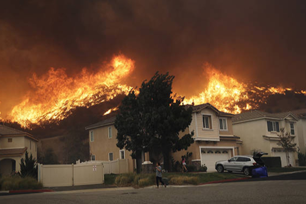 அமெரிக்காவில் காட்டுத்தீயால் 135 ஏக்கர் எரிந்து நாசம்! | 135 Acres Destroyed By Wildfire In Usa