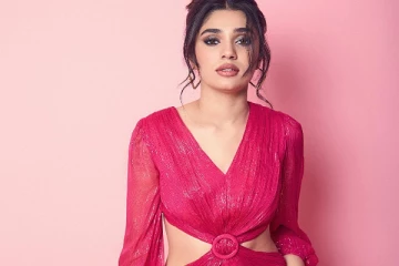 இளம் நடிகை கிரித்தி ஷெட்டி கிளாமர் போட்டோஷூட்